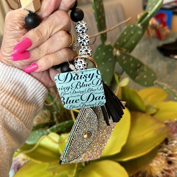 NWT 4x3.25” CREDIT CARD WRISTLET FABULOUS GLITTERING RHINESTONES! - Picture 3 of 4